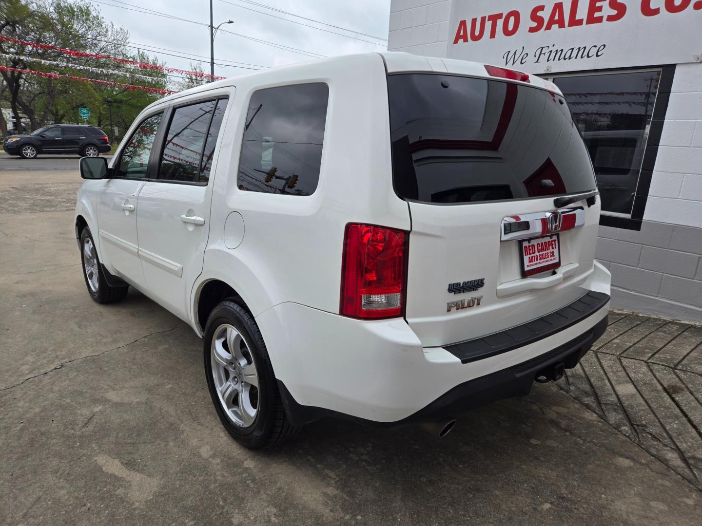 2015 WHITE /Beige Honda Pilot EX 2WD 5-Spd AT (5FNYF3H43FB) with an 3.5L V6 SOHC 24V engine, 5-Speed Automatic transmission, located at 503 West Court, Seguin, TX, 78155, (830) 379-3373, 29.568621, -97.969803 - Photo#3